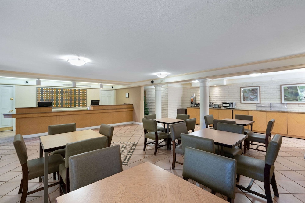 La Quinta Inn Phoenix Sky Harbor Airport 27/40