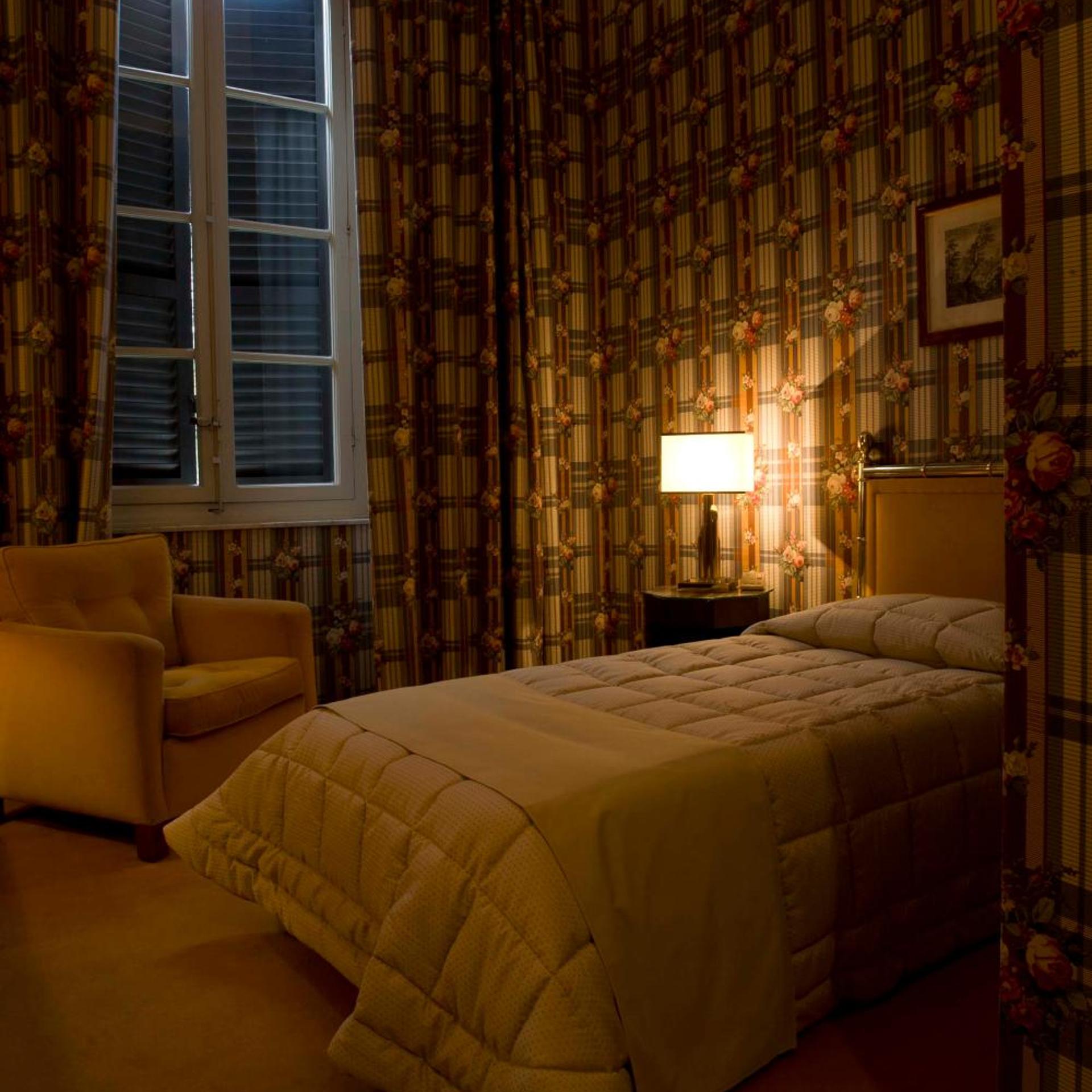 ROOM, SINGLE