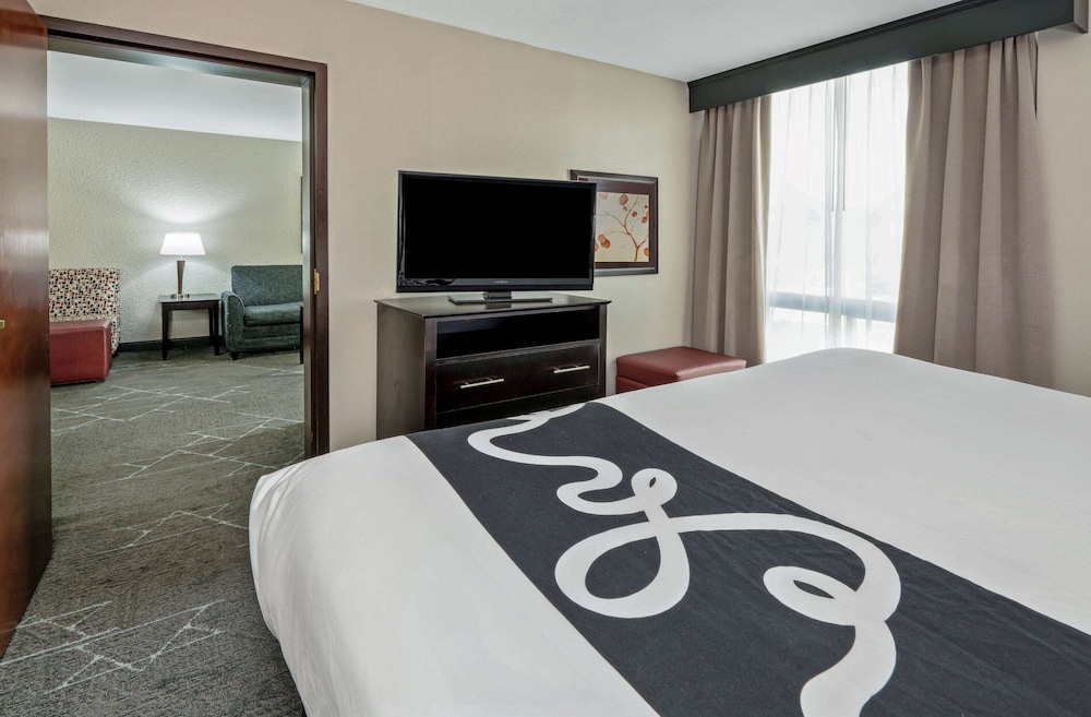 La Quinta Inn & Suites by Wyndham Dallas I-35 Walnut Hill Ln 22/46