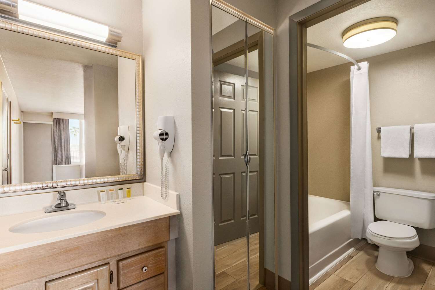 Days Inn By Wyndham Cocoa Beach Port Canaveral 42/44