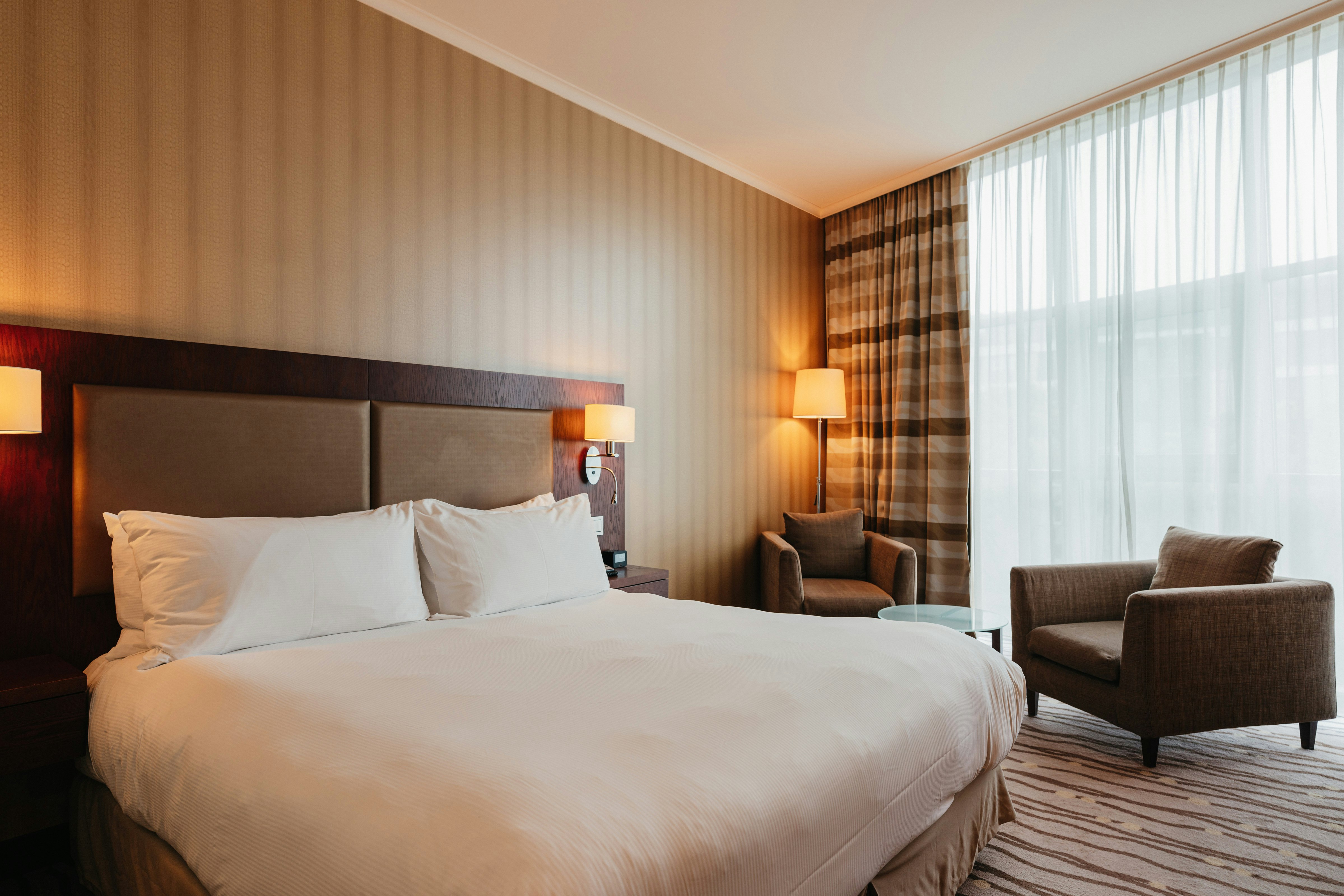 GUEST ROOM, KING BED
