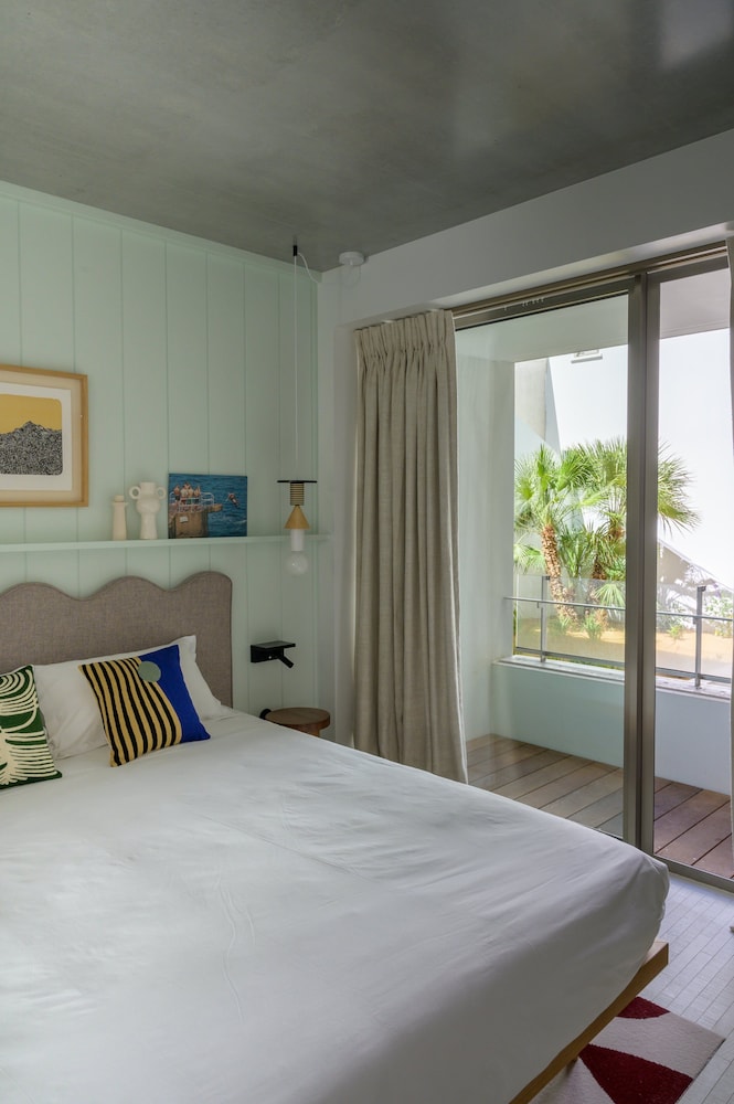 ROOM, SINGLE, PATIO VIEW