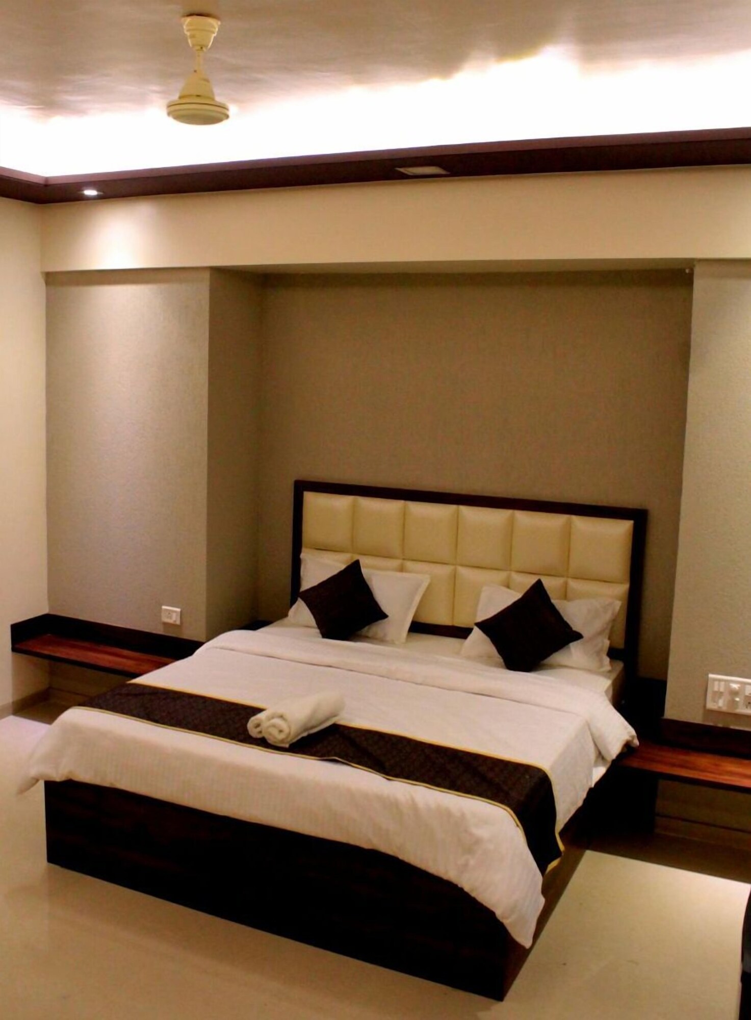 DELUXE, DOUBLE BED