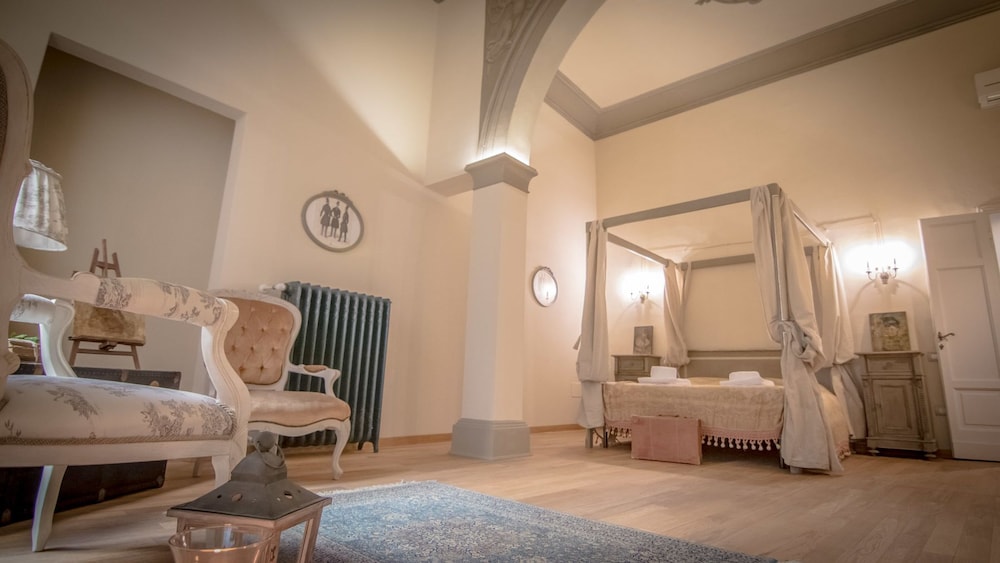 Breathtaking 4BD Apt 5min Walk to Duomo 9/33