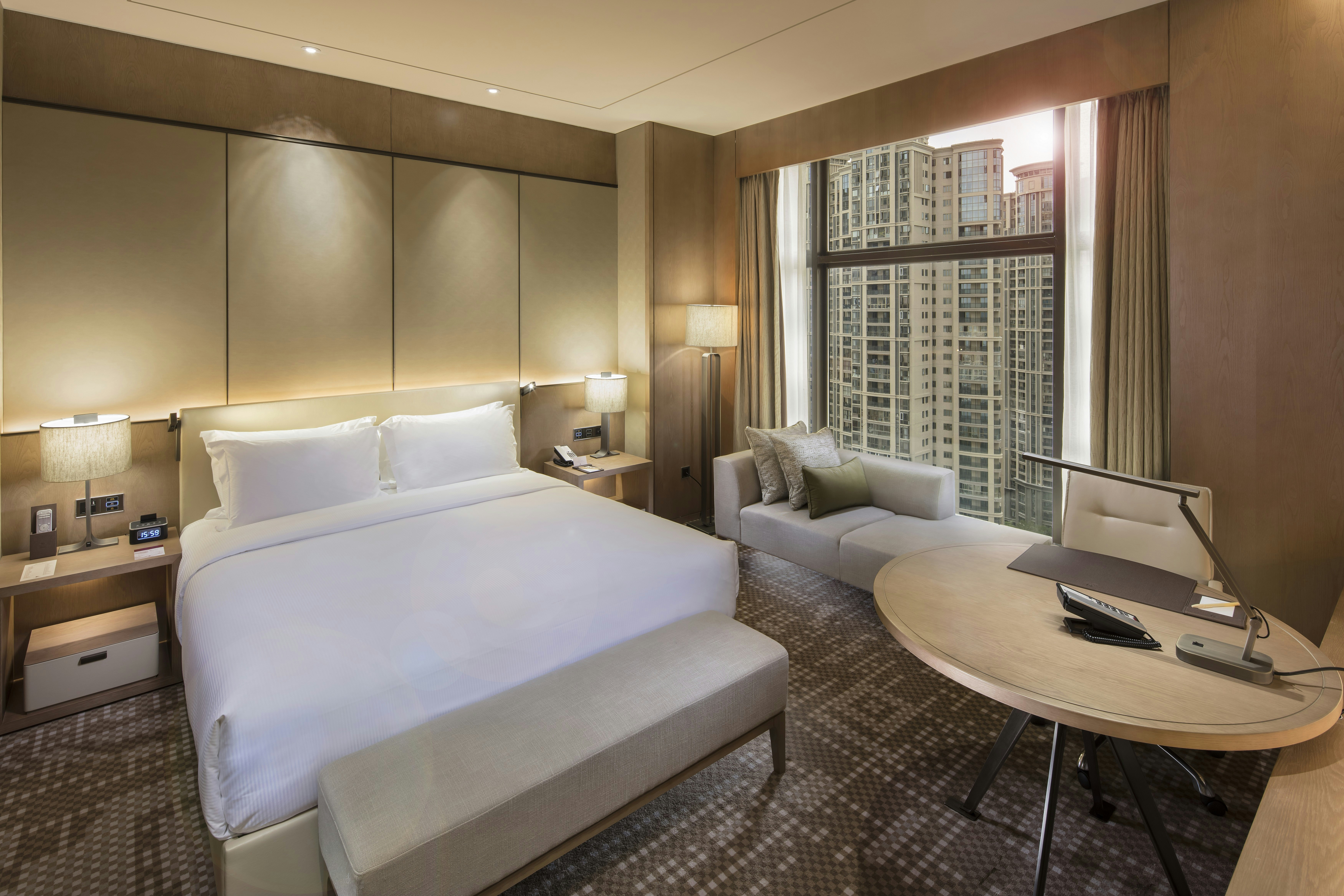 DELUXE, KING BED