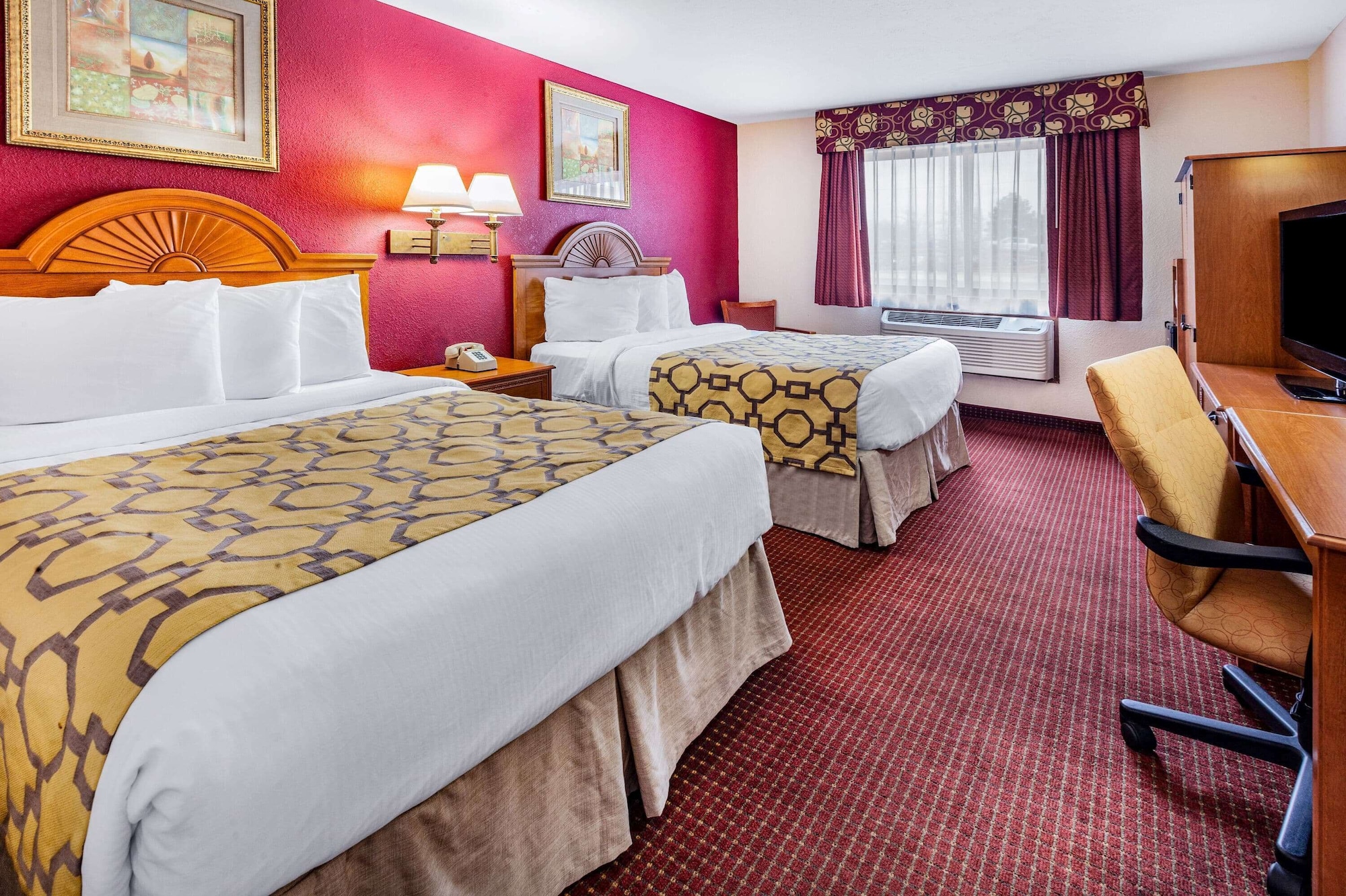 غرفة بسريرين مزدوجين يُسمح فيها بالحيوانات الأليفة لذوي الإعاقة، Baymont by Wyndham Perrysburg/Toledo 2/9
