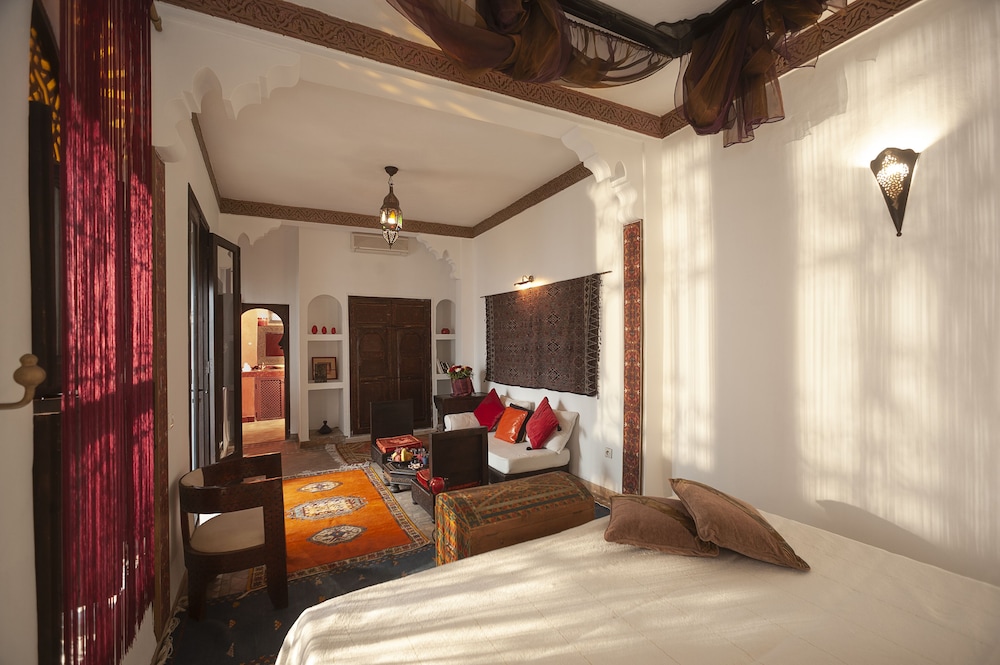 LUXURY, SUITE
