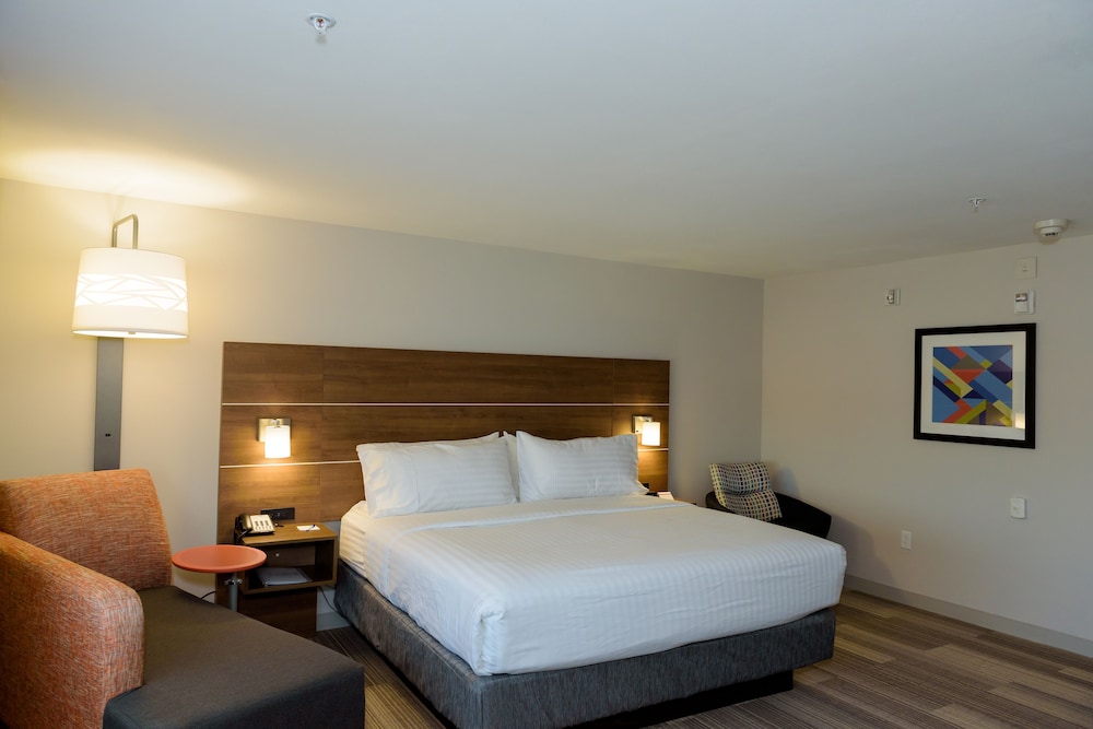 Holiday Inn Express Suites Mckinney Frisco East 13/36