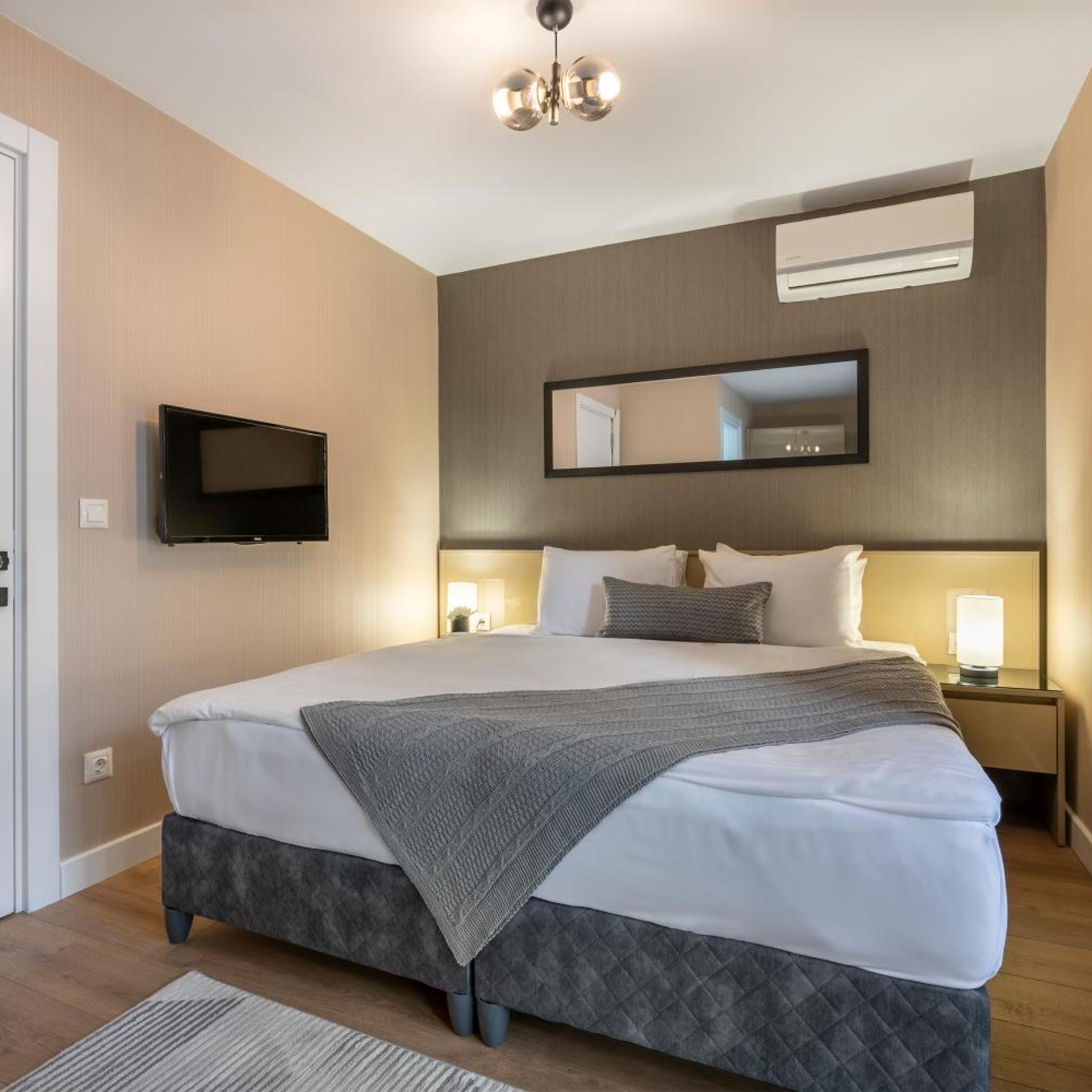Suite, King Bed, Balcony