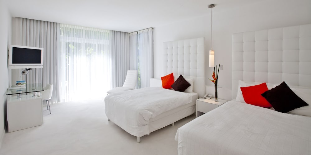 Le Cameleon Hotel 11/65