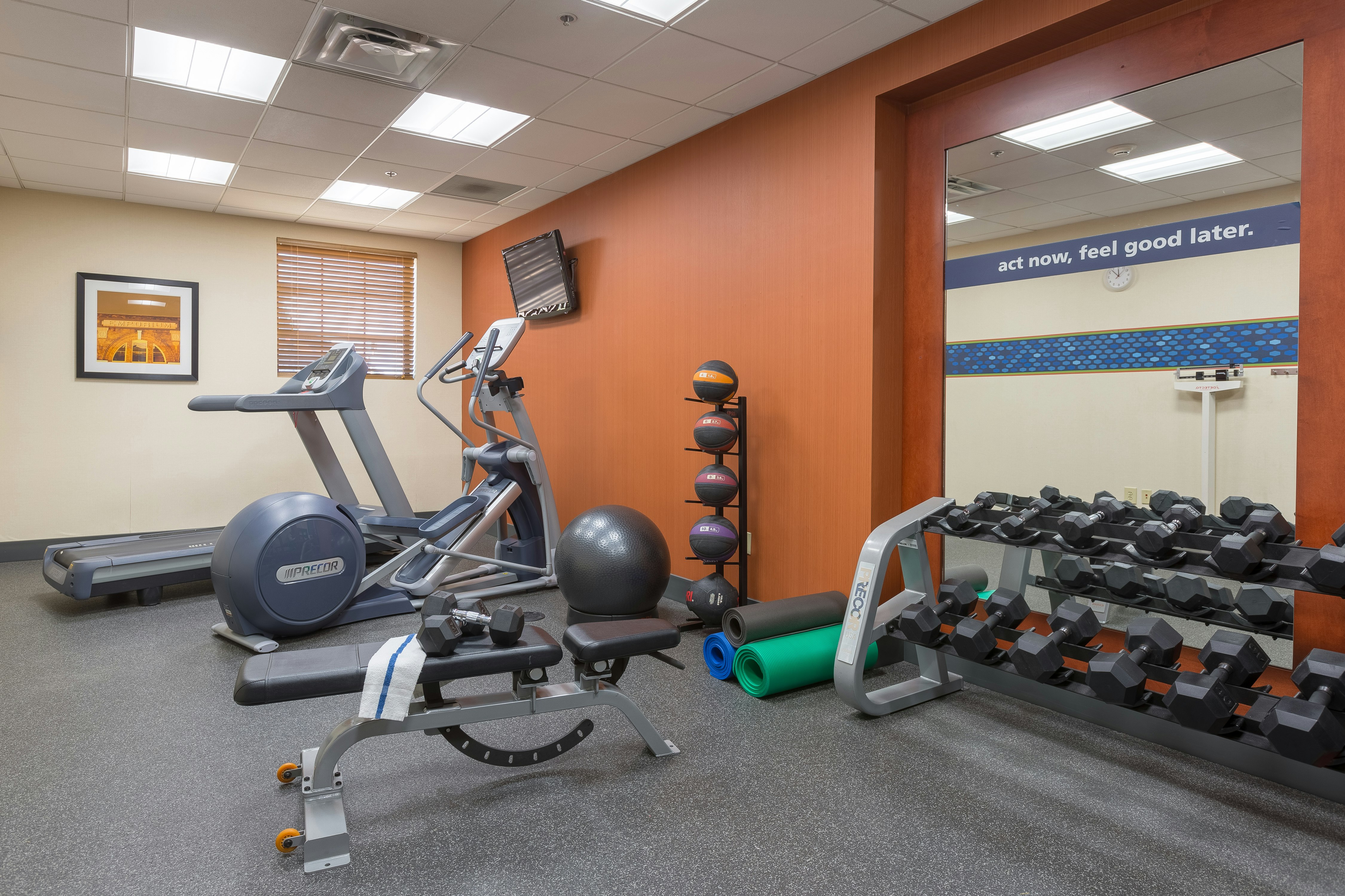 Hampton Inn Suites Knoxville Downtown 26/43