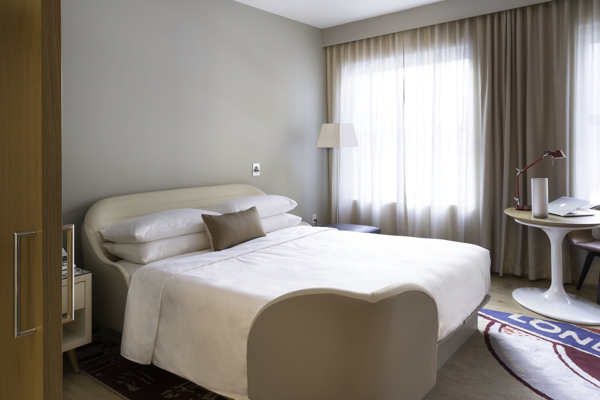ROOM, KING BED