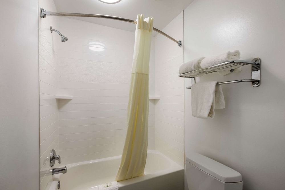 Quality Inn & Suites Greensboro near Lake Oconee 14/36