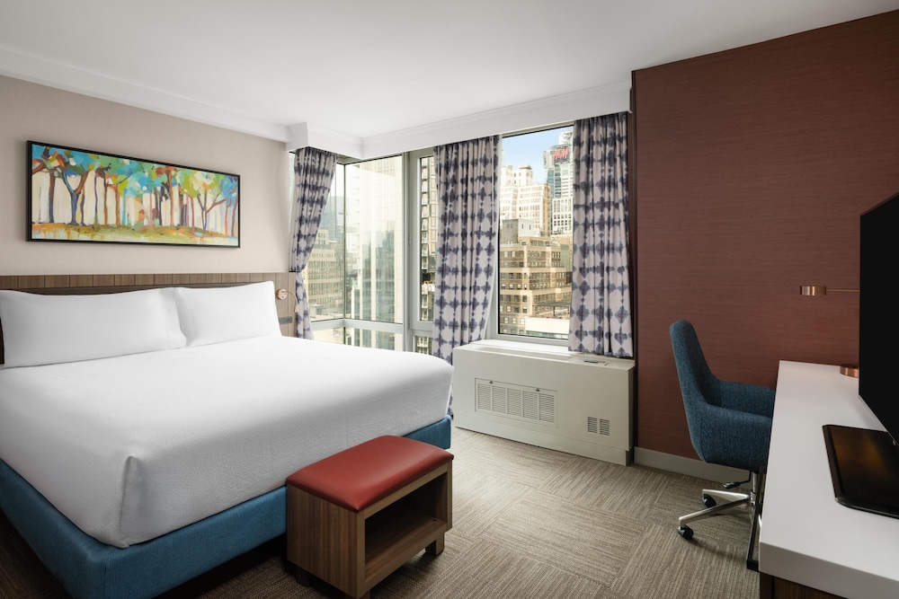 MACYS PARADE, KING BED, CITY VIEW