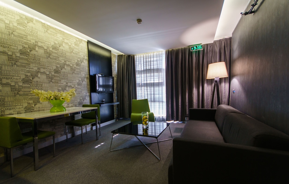 Vernazza Suites Hotel 15/19
