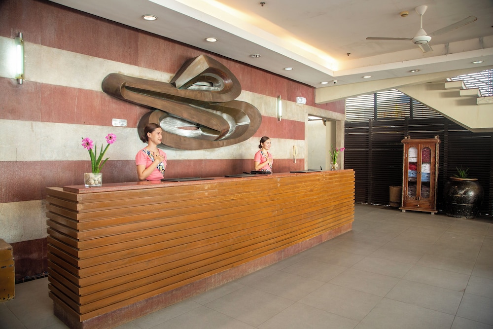 Crown Regency Beach Resort Boracay 12/75