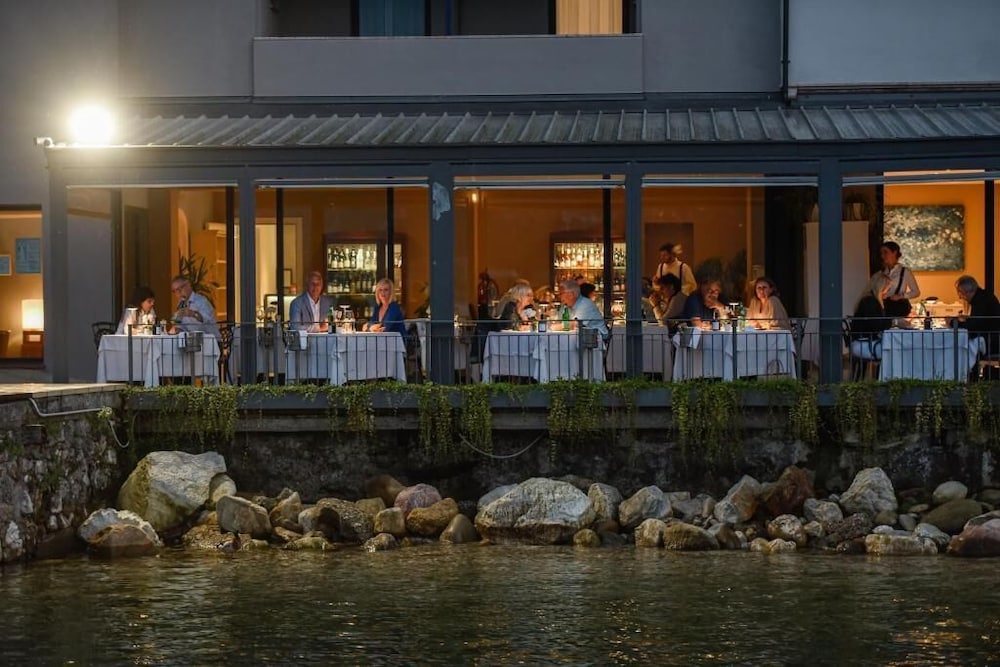 Bella Hotel & Restaurant 49/55