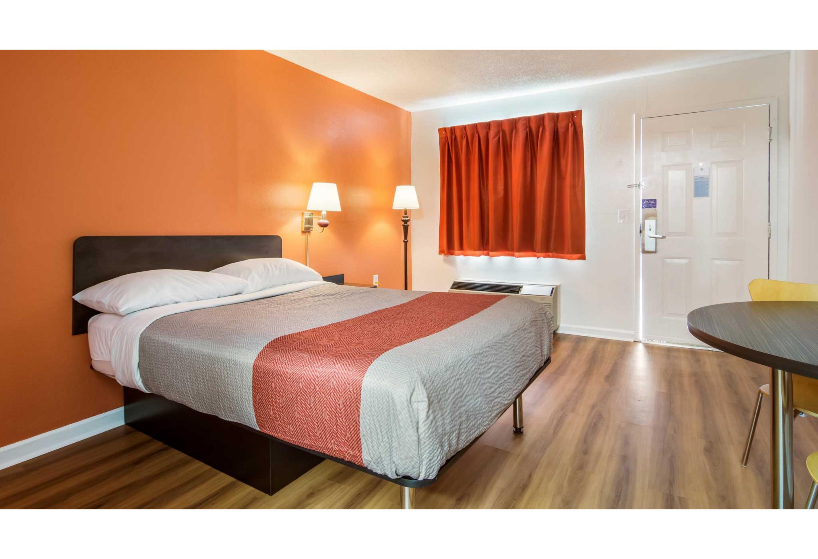 1 King Bed - Mobil Access Tub Nsmk Micfridg