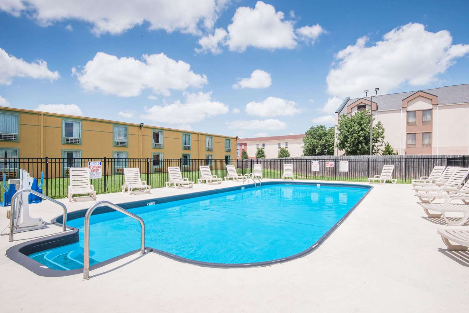 Days Inn by Wyndham Joplin 29/32