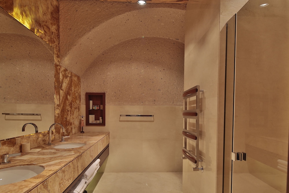 Cave, Deluxe, Suite, King Bed
