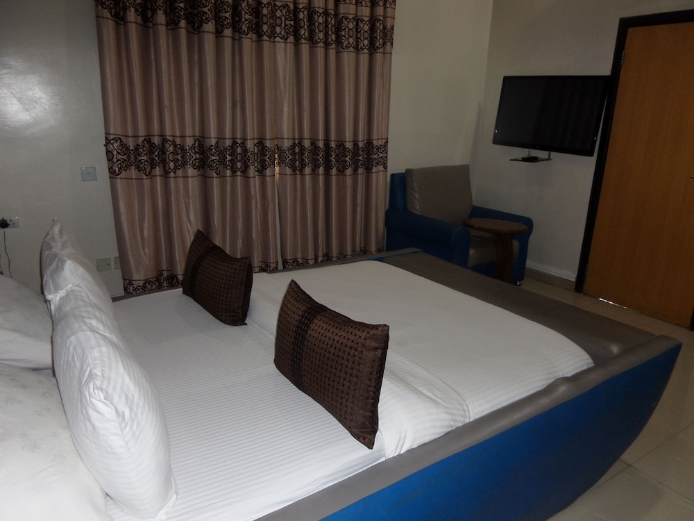 Primal Hotel GRA-Ikeja 12/50