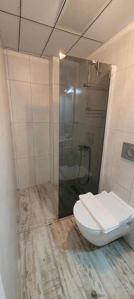 Tenes Otel 38/41