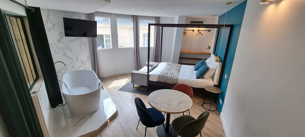 DELUXE, STUDIO, QUEEN BED