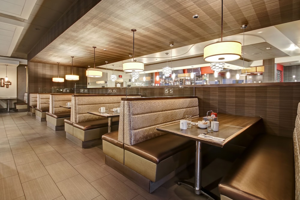 Holiday Inn Suites Windsor Ambassador Bridge 52/72