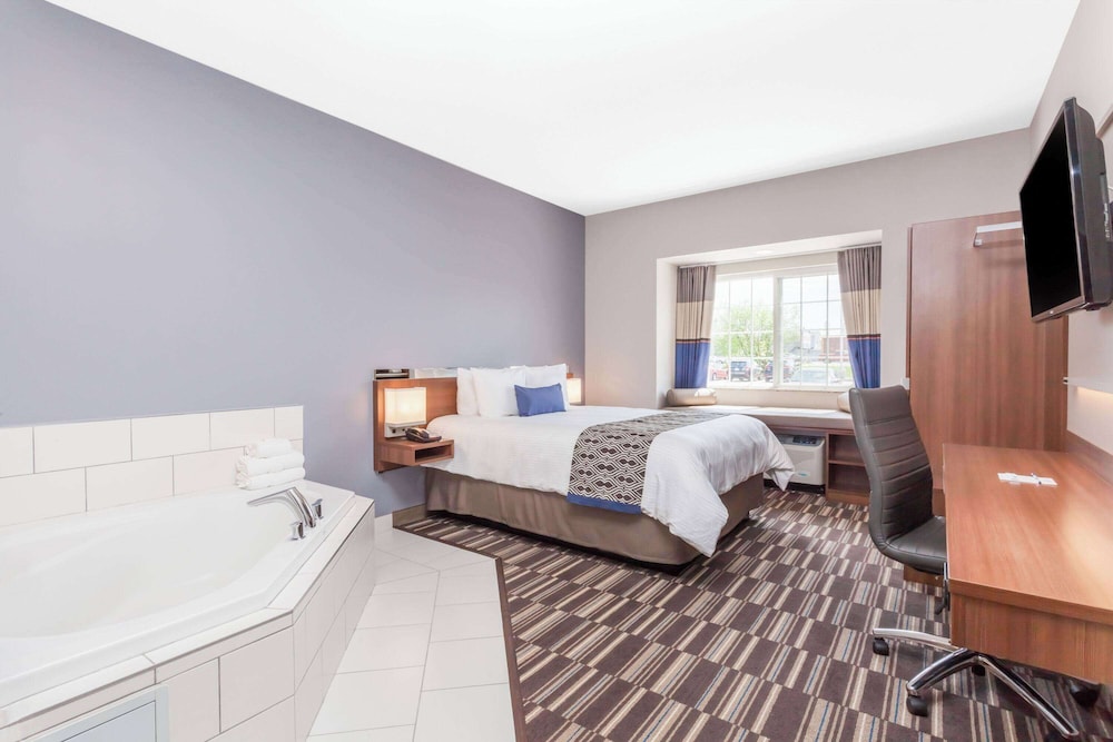 جناح استوديو بسرير كوين بحوض جاكوزي، Microtel Inn & Suites By Wyndham Sault Ste. Marie 7/10