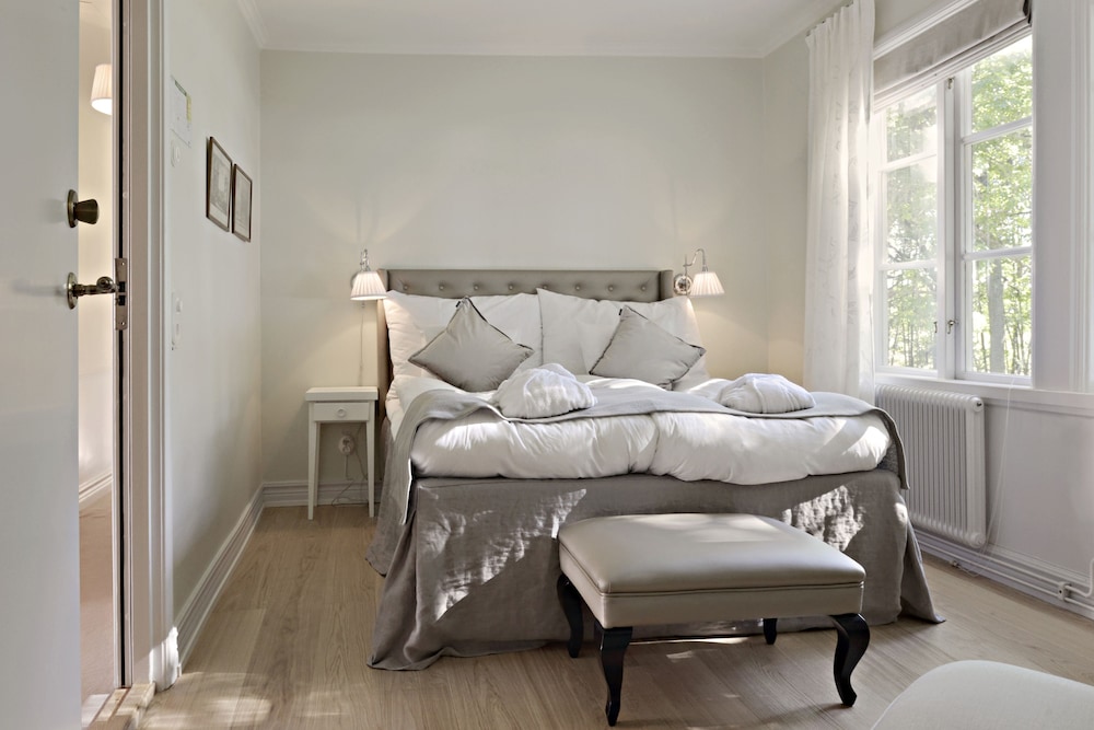 SUPERIOR, QUEEN BED