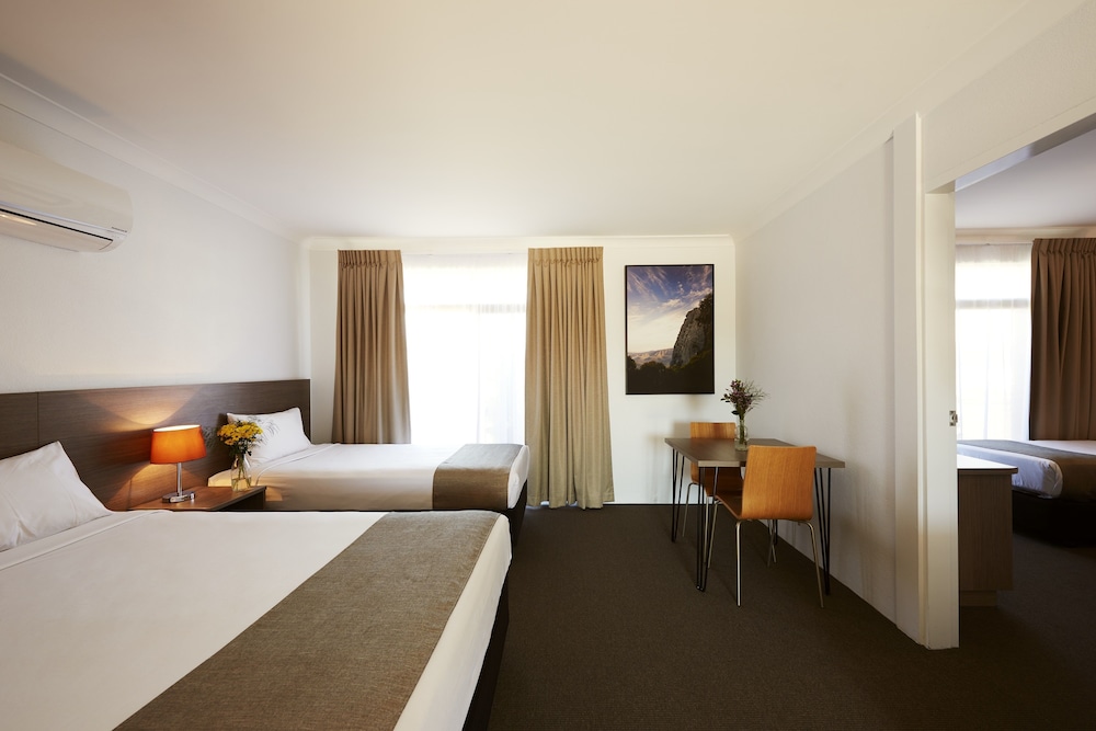 ADELONG MOTEL 17/29