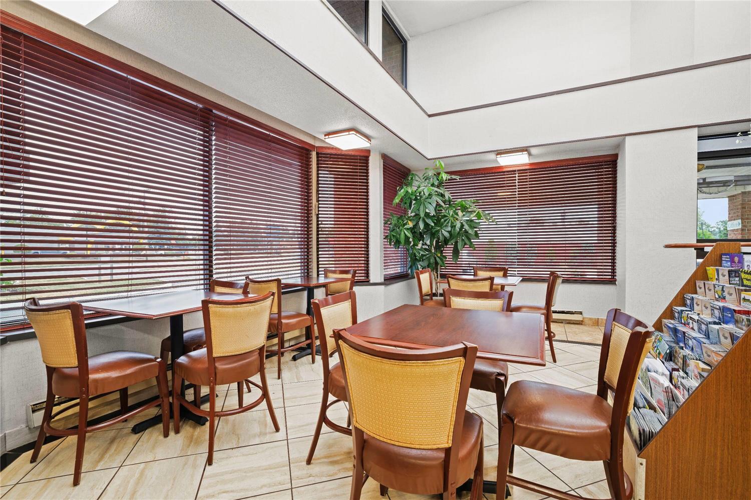Days Inn By Wyndham Utica 23/34