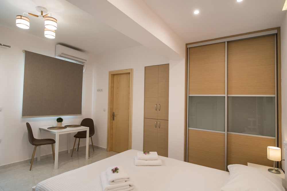 Bounatsa Studios & Apartments 39/43