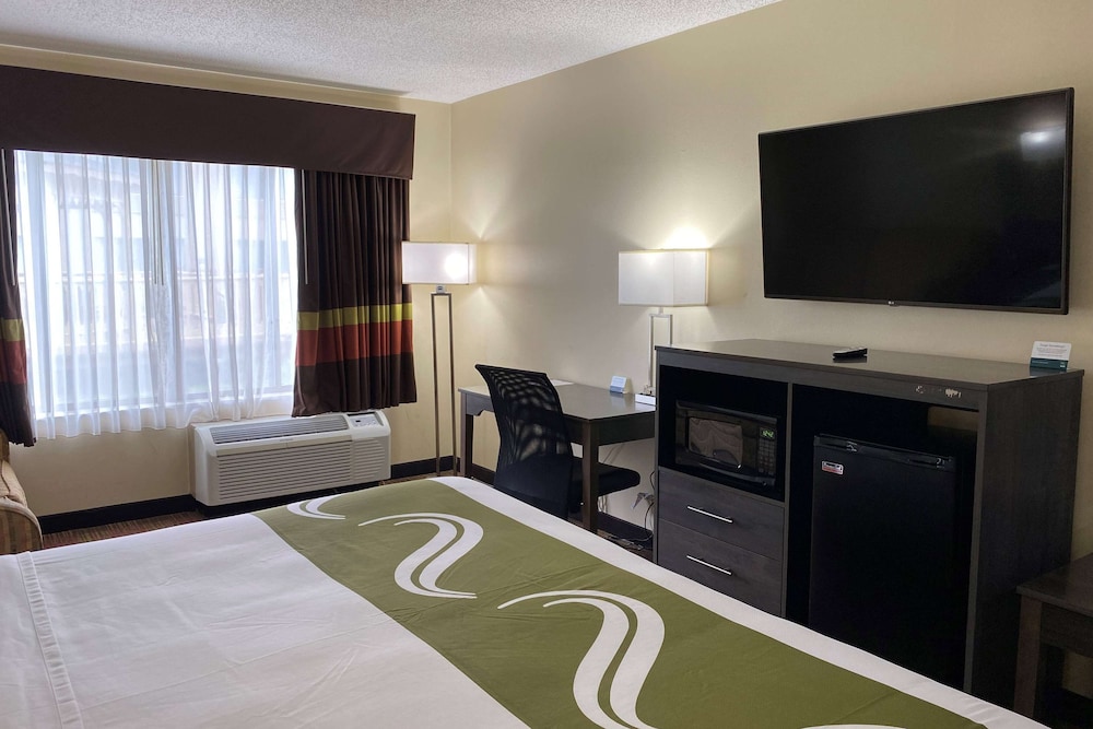AmericInn by Wyndham Fort Atkinson 15/37