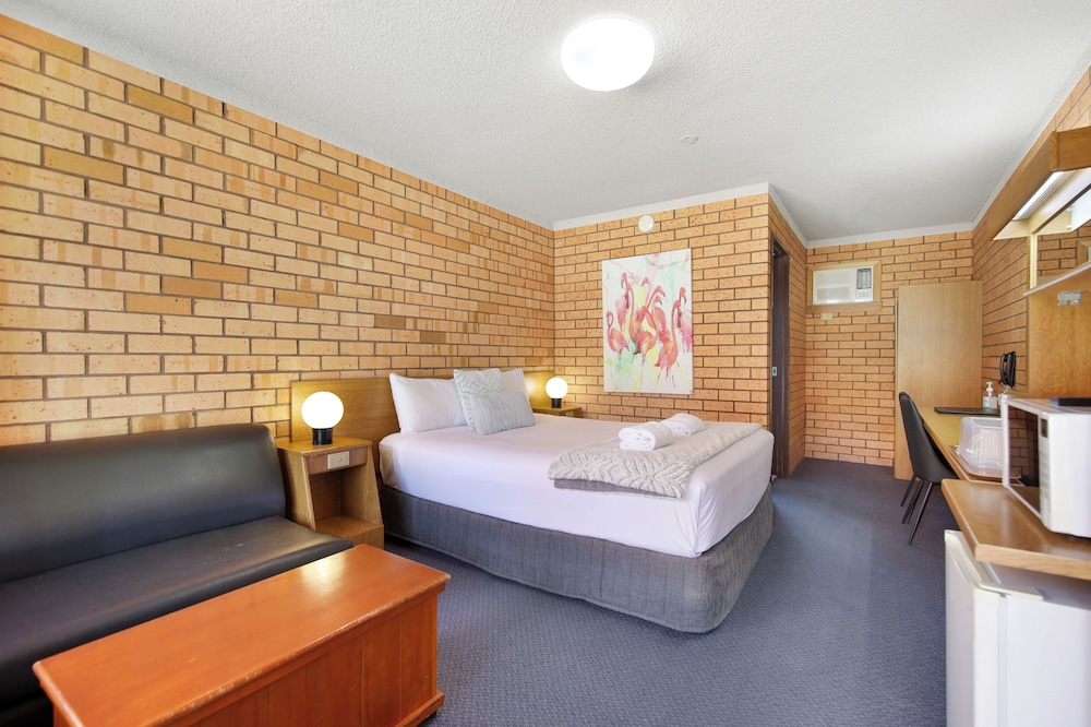 ROYAL PALMS MOTOR INN 17/76