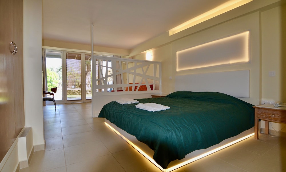 FAMILY, DOUBLE BED, POOL VIEW, POOL ACCESS