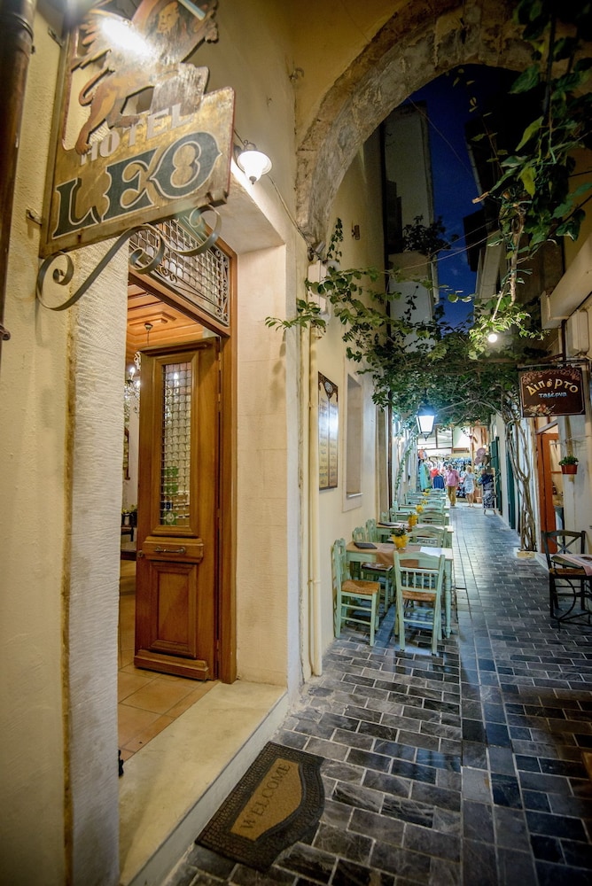 Leo Hotel 9/50