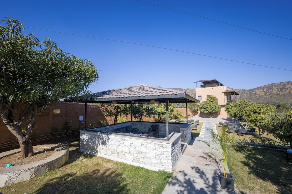 ELIVAAS Cows and Cuddles 4 BHK with Pvt Pool and Garden 10/68