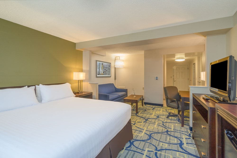 Holiday Inn Express Hotel Suites Easton 15/63
