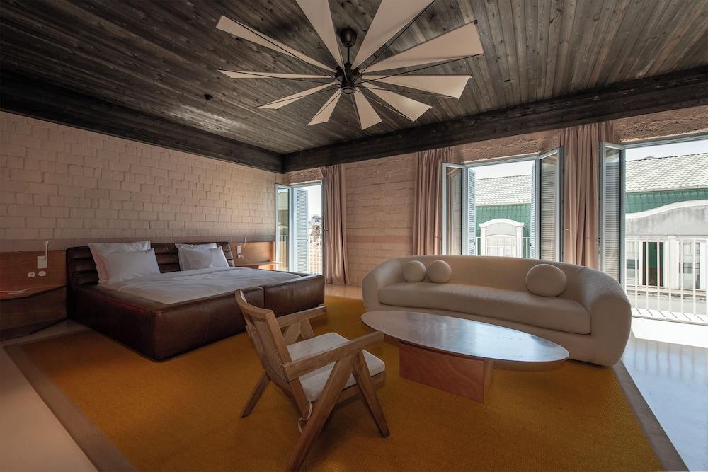 Signature, King Bed, City View
