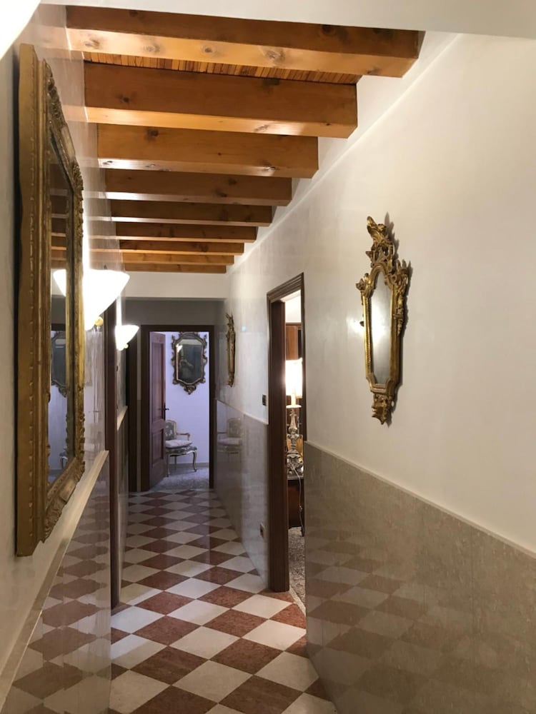 Luxury Venetian Rooms photo3