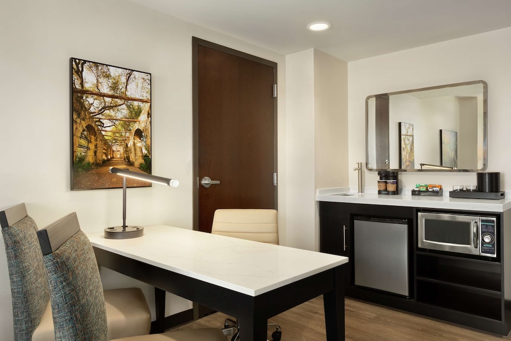 Embassy Suites by Hilton San Antonio Landmark 40/57