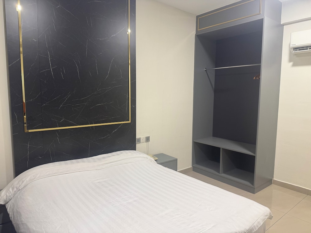Standard, Queen Bed