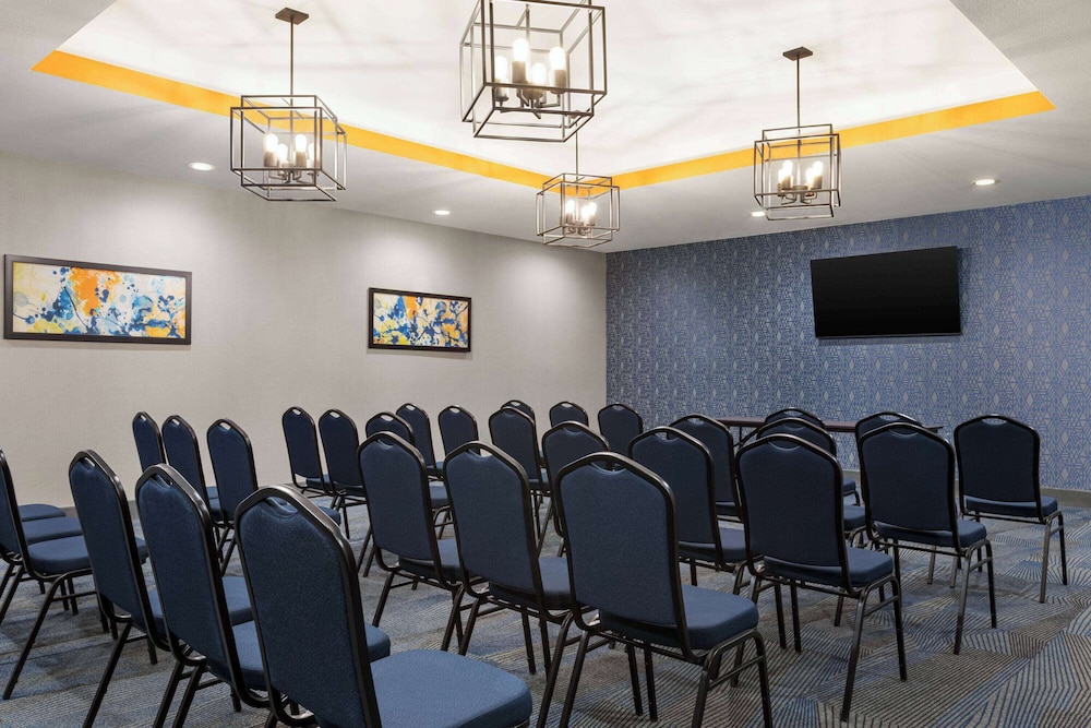 La Quinta Inn & Suites by Wyndham Austin South 47/53
