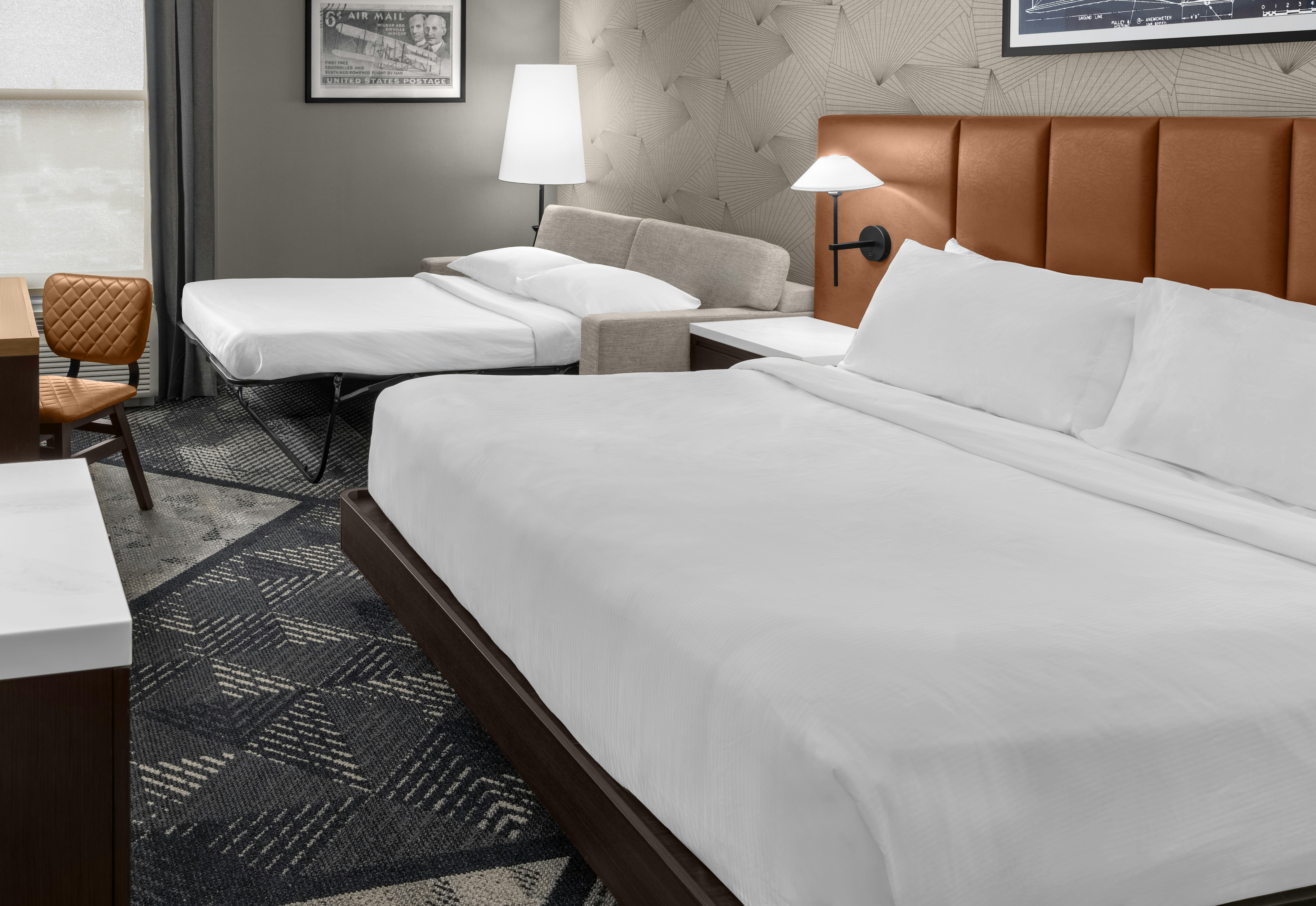 غرفة بسرير كينج مع أريكة، DoubleTree by Hilton Dayton Fairborn 2/7