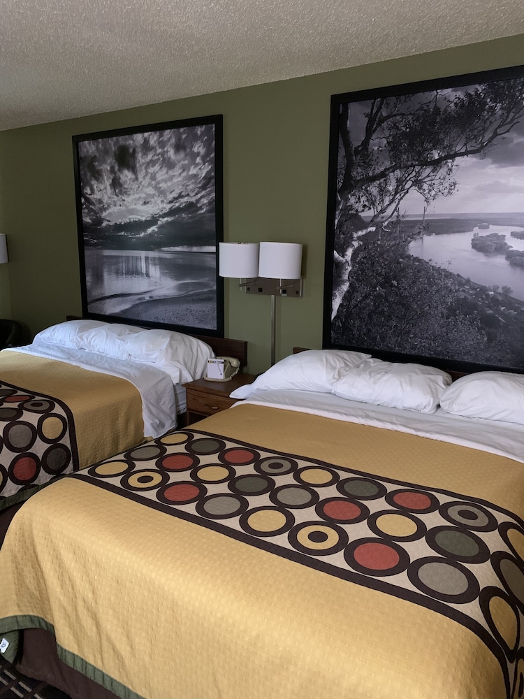 Super 8 by Wyndham Watertown WI 13/49
