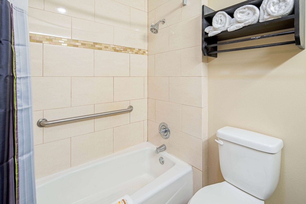 La Quinta Inn & Suites by Wyndham Gonzales LA 15/48