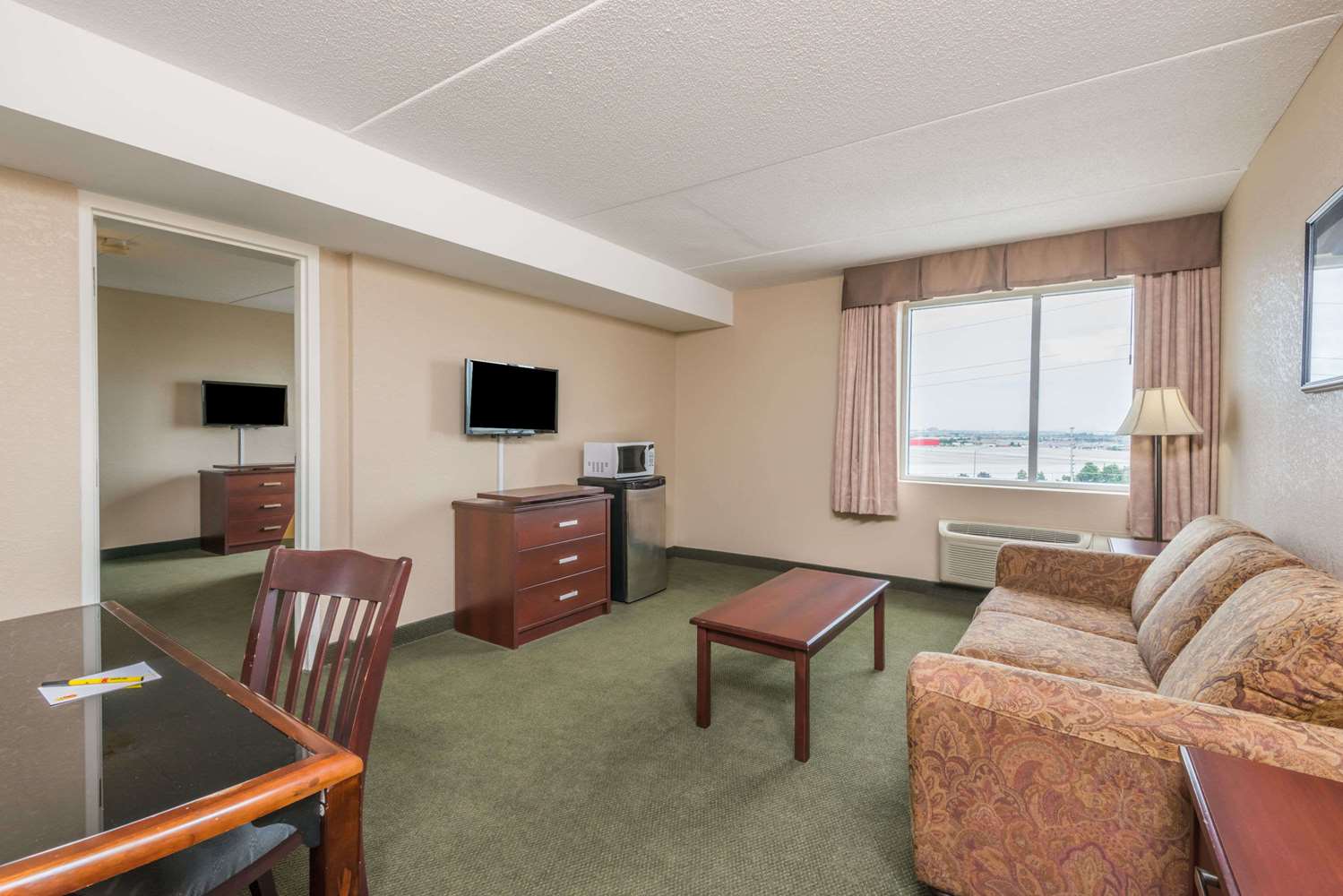 Super 8 By Wyndham Mississauga 14/22