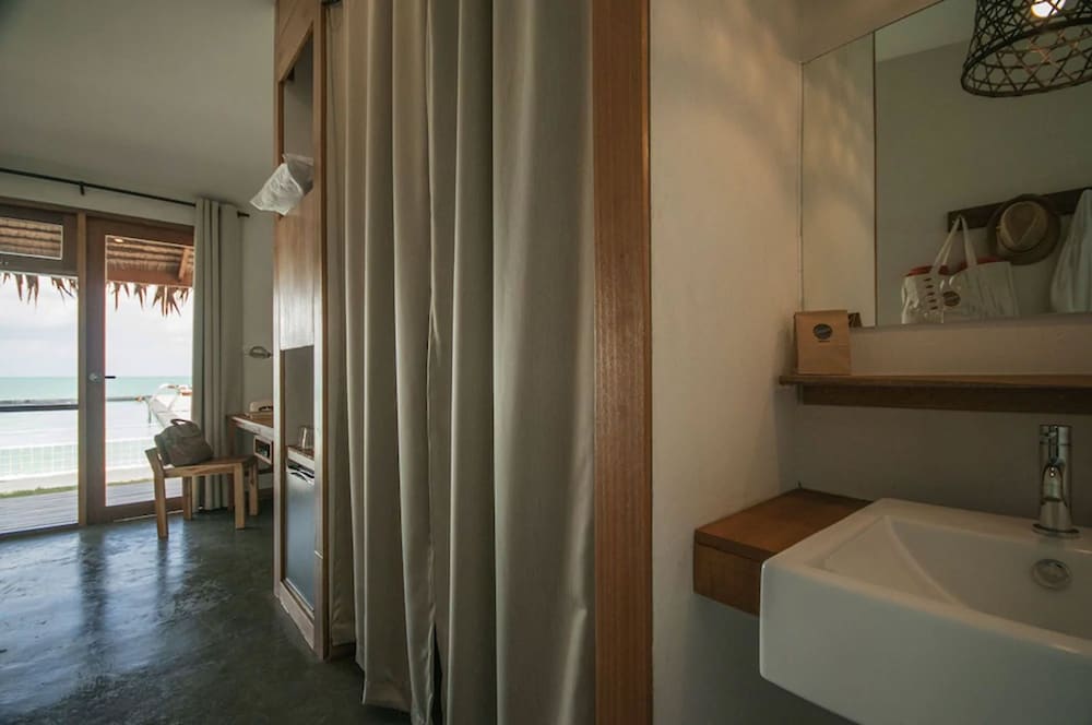 ESCAPE BEACH RESORT 50/50