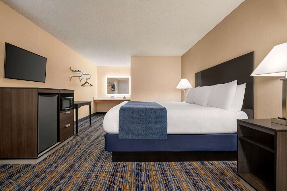Super 8 By Wyndham Lindsay Olive Tree 32/61
